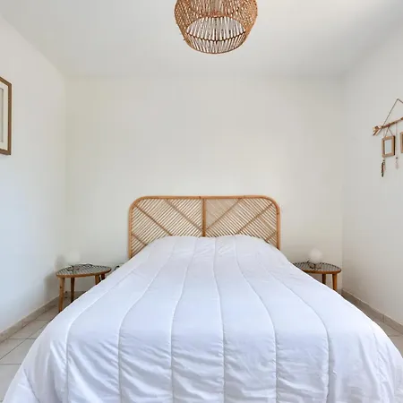 Maisonnette A Deux Pas De La *